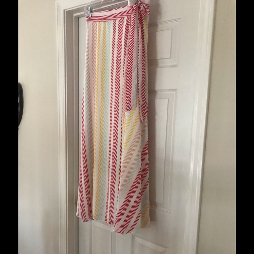NWT Beautiful wrap skirt... the length is awesome